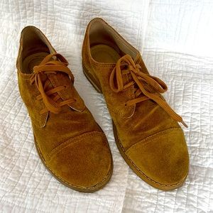 Hush Puppies size 6 wide in a rich caramel butter soft suede.